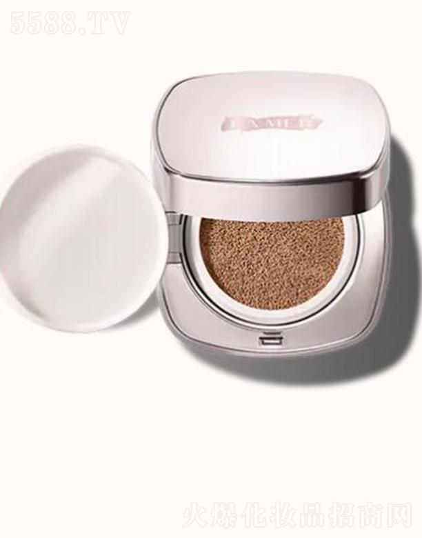 海蓝之谜鎏光焕变气垫粉底液41号粉棕色在眼角鼻翼等细小区域重复按压